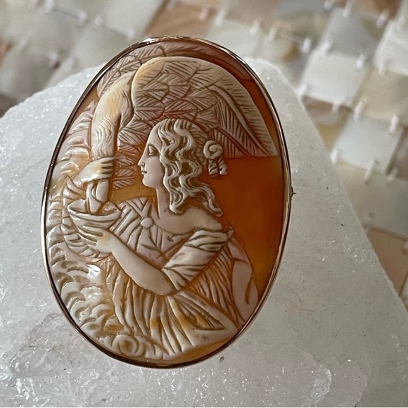 vintage Jewelry - 14K gold vintage cameo brooch “hebe and the eagle"